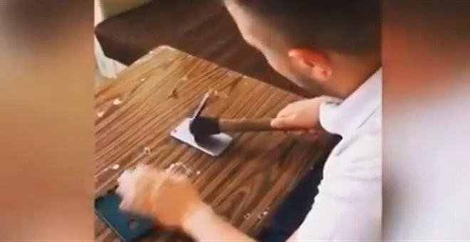 Τουρκία: Πυροβολούν iPhones, χύνουν Cola για αντίποινα στον Τραμπ (βίντεο)